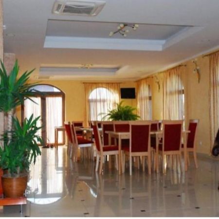Casa Optima Hotel Oradea Buitenkant foto