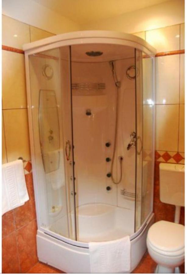 Casa Optima Hotel Oradea Buitenkant foto