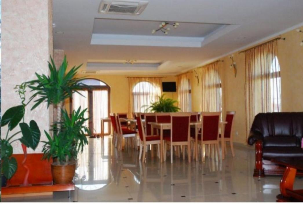 Casa Optima Hotel Oradea Buitenkant foto